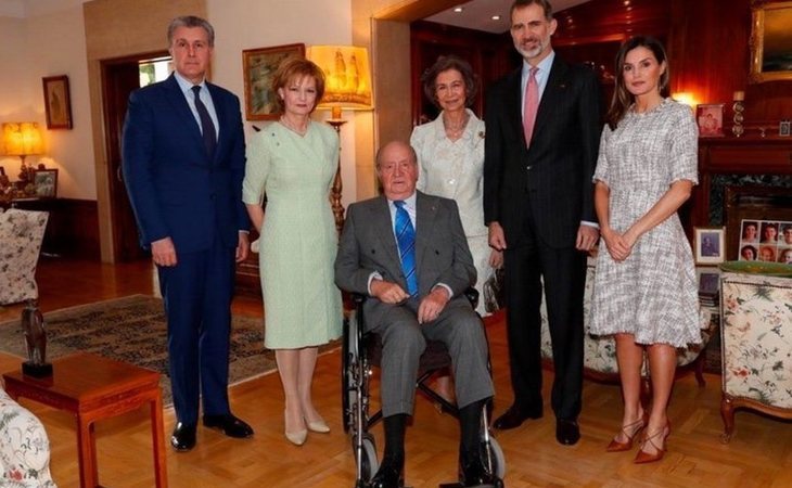El rey Juan Carlos I se recupera de la operación en silla de ruedas
