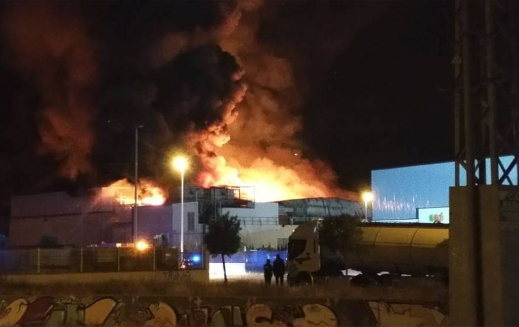 Un incendio convierte en cenizas la fábrica de panes y tartas de Mercadona en Valencia