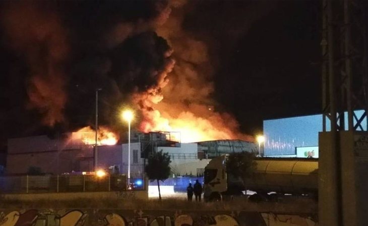 Un incendio convierte en cenizas la fábrica de panes y tartas de Mercadona en Valencia