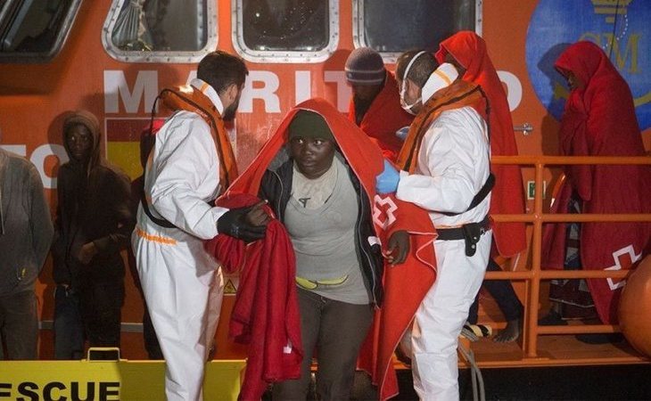 La Guardia Civil rescata a 55 migrantes cerca de la playa de Almuñécar y a 27 en el Estrecho