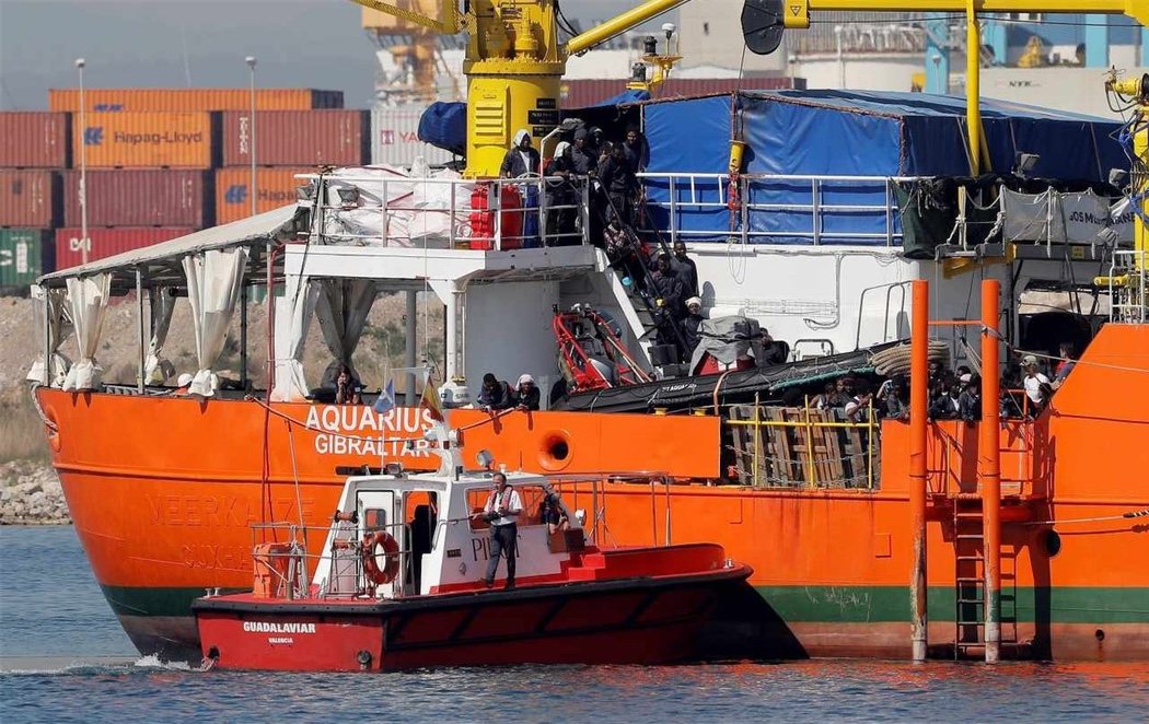 El Aquarius llega al puerto de Valencia para acoger a los 629 inmigrantes rescatados