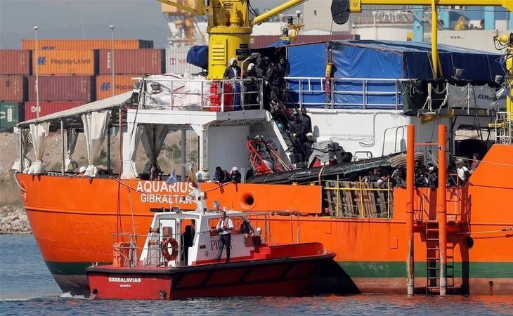 El Aquarius llega al puerto de Valencia para acoger a los 629 inmigrantes rescatados