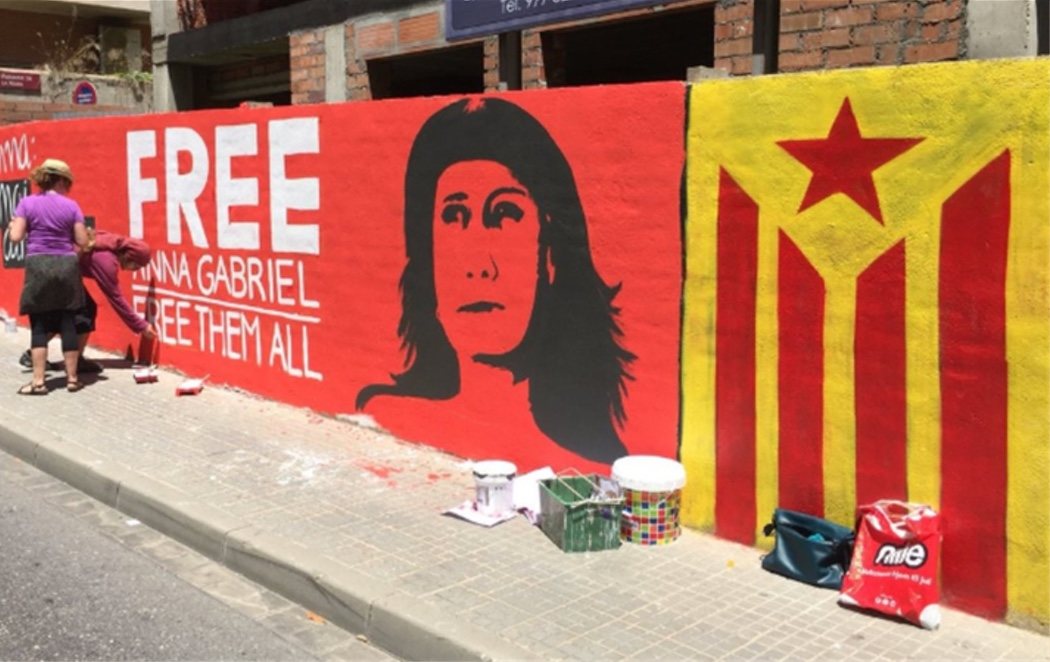 Dedican un mural a Anna Gabriel pero acaba como un 'ecce homo'