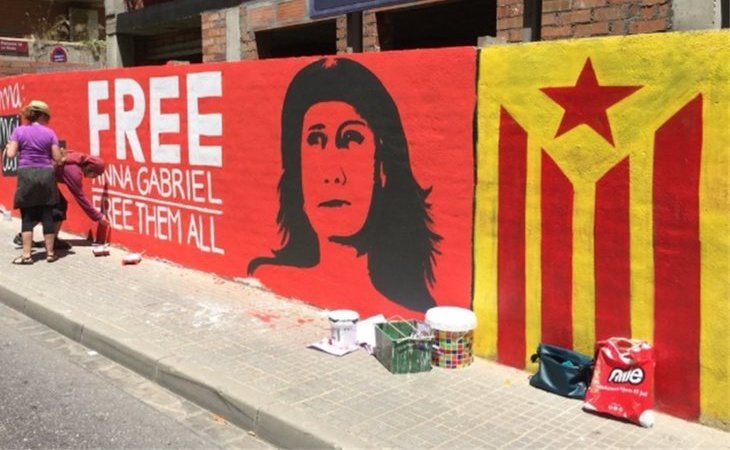 Dedican un mural a Anna Gabriel pero acaba como un 'ecce homo'