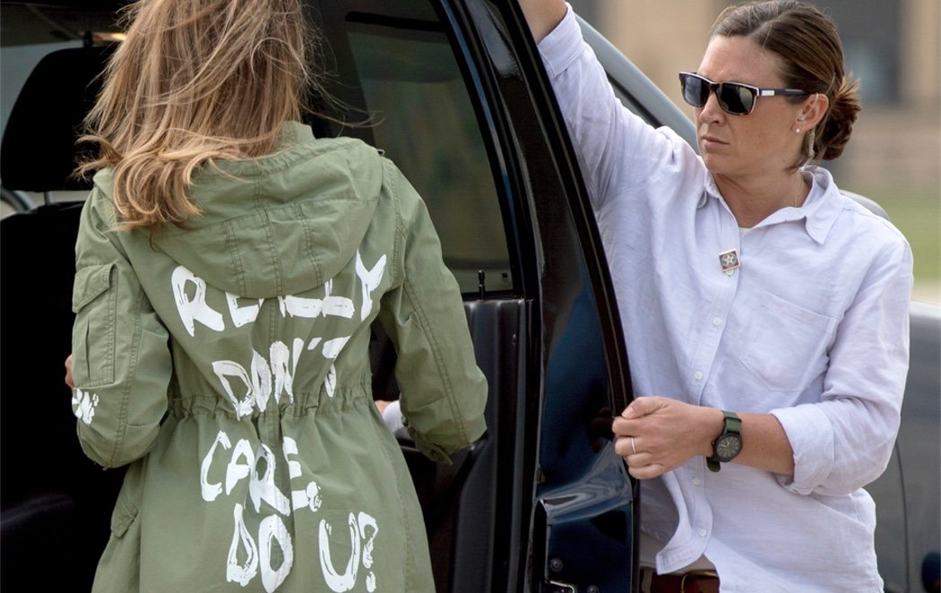 "A mi no me importa, ¿y a ti?": la polémica chaqueta con la que Melania visita a los niños migrantes