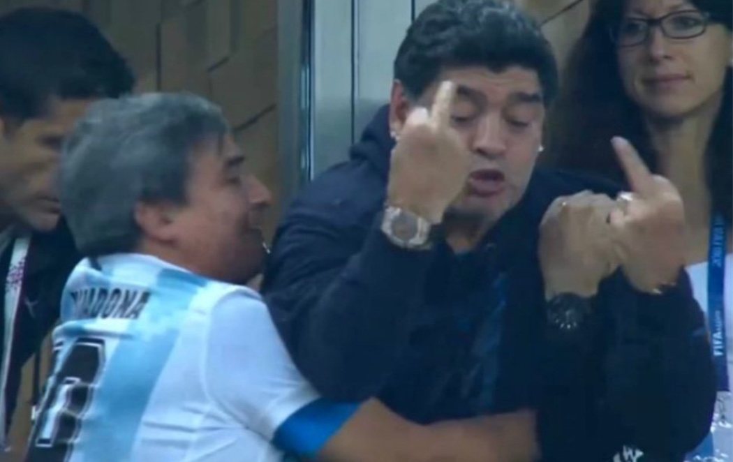 Preocupante el estado de Maradona durante el partido entre Argentina y Nigeria