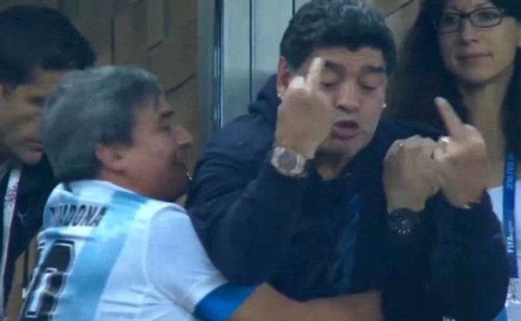 Preocupante el estado de Maradona durante el partido entre Argentina y Nigeria