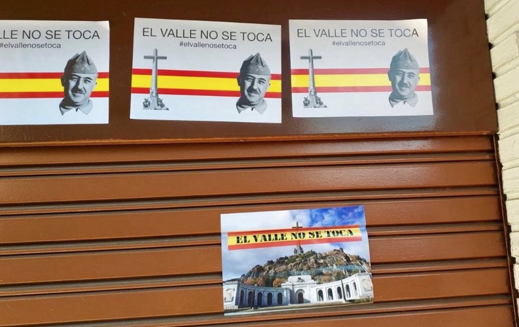 Carteles de apoyo a Franco en la sede del PSOE en Alcalá de Henares: "El Valle no se toca"