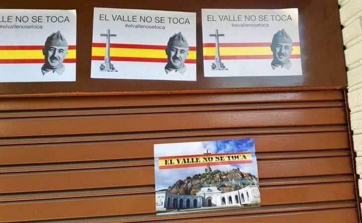 Carteles de apoyo a Franco en la sede del PSOE en Alcalá de Henares: "El Valle no se toca"