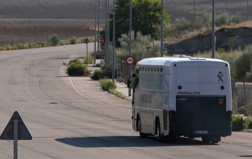 Los políticos catalanes presos son trasladados a cárceles en Cataluña