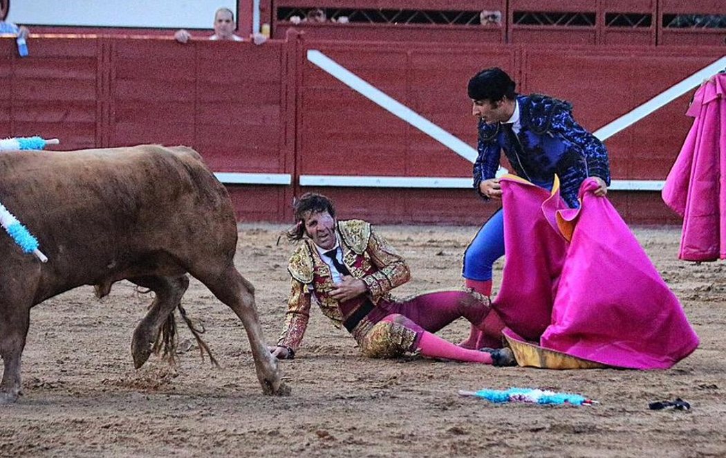 Un toro le arranca parte del cuero cabelludo a Juan José Padilla