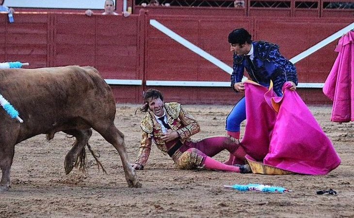 Un toro le arranca parte del cuero cabelludo a Juan José Padilla