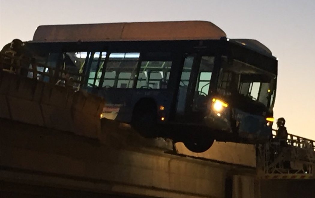 Un autobús queda suspendido en un puente de Madrid camino del Mad Cool