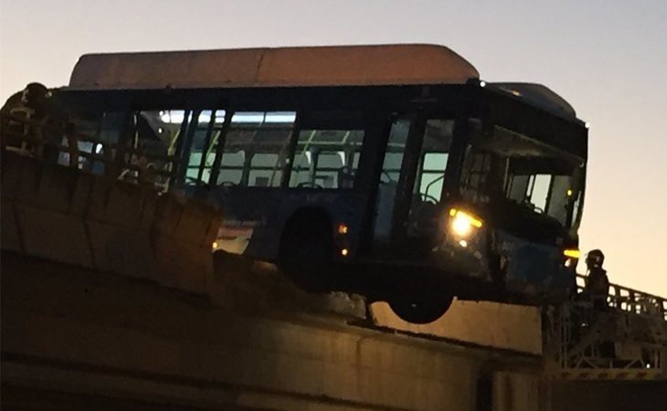 Un autobús queda suspendido en un puente de Madrid camino del Mad Cool