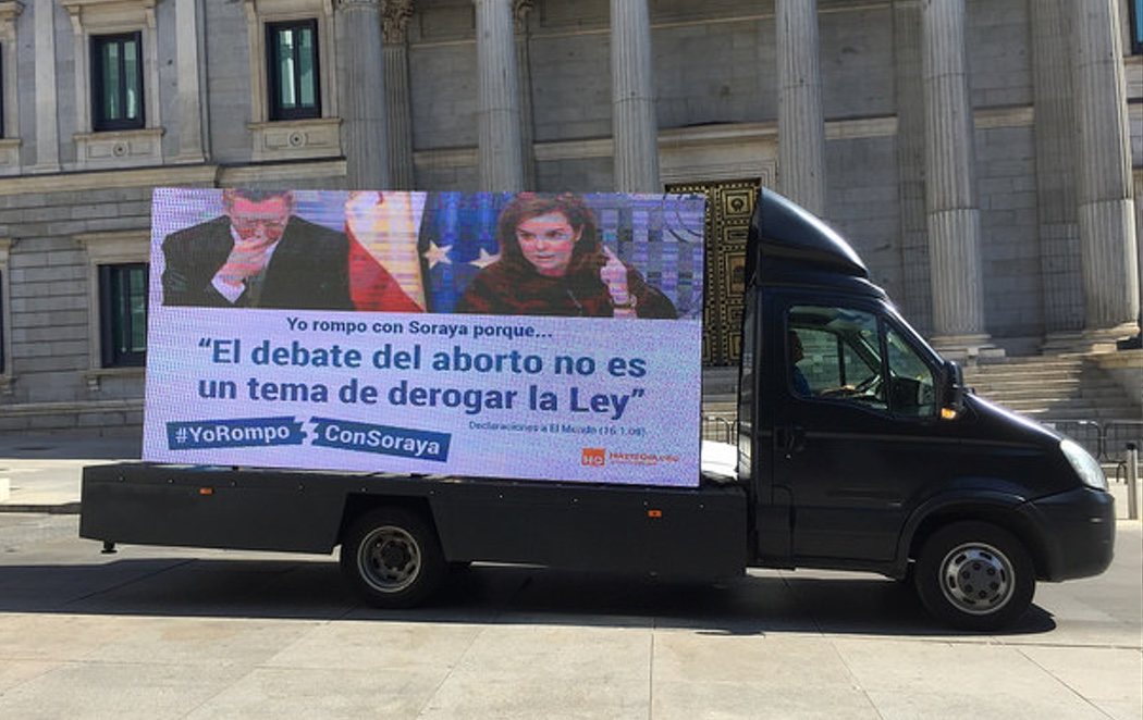 Hazte Oír lanza un nuevo autobús contra Soraya para hacer campaña por Casado