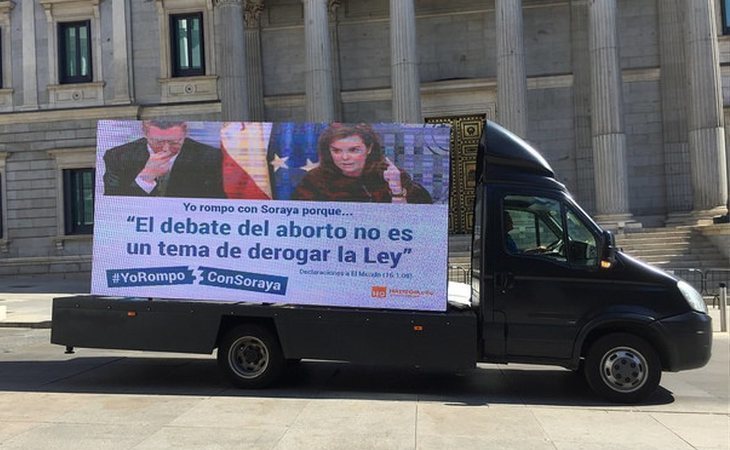 Hazte Oír lanza un nuevo autobús contra Soraya para hacer campaña por Casado