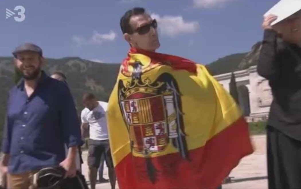 Fabio McNamara, en el Valle de los Caídos con bandera franquista para evitar la exhumación de Franco