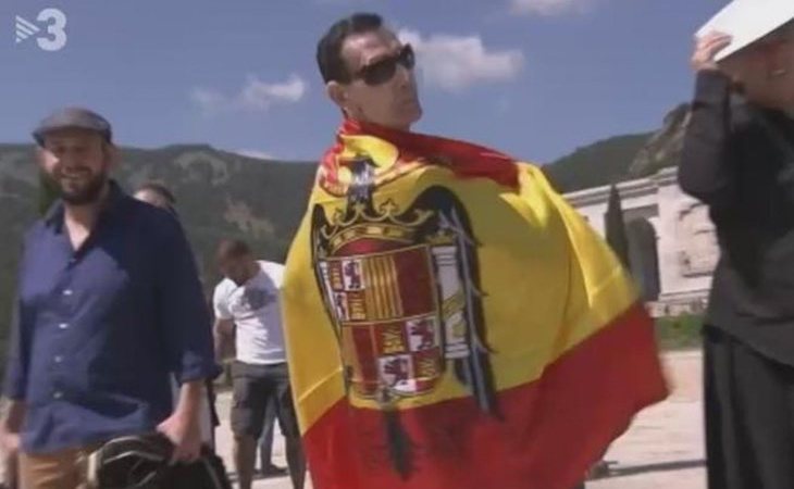 Fabio McNamara, en el Valle de los Caídos con bandera franquista para evitar la exhumación de Franco