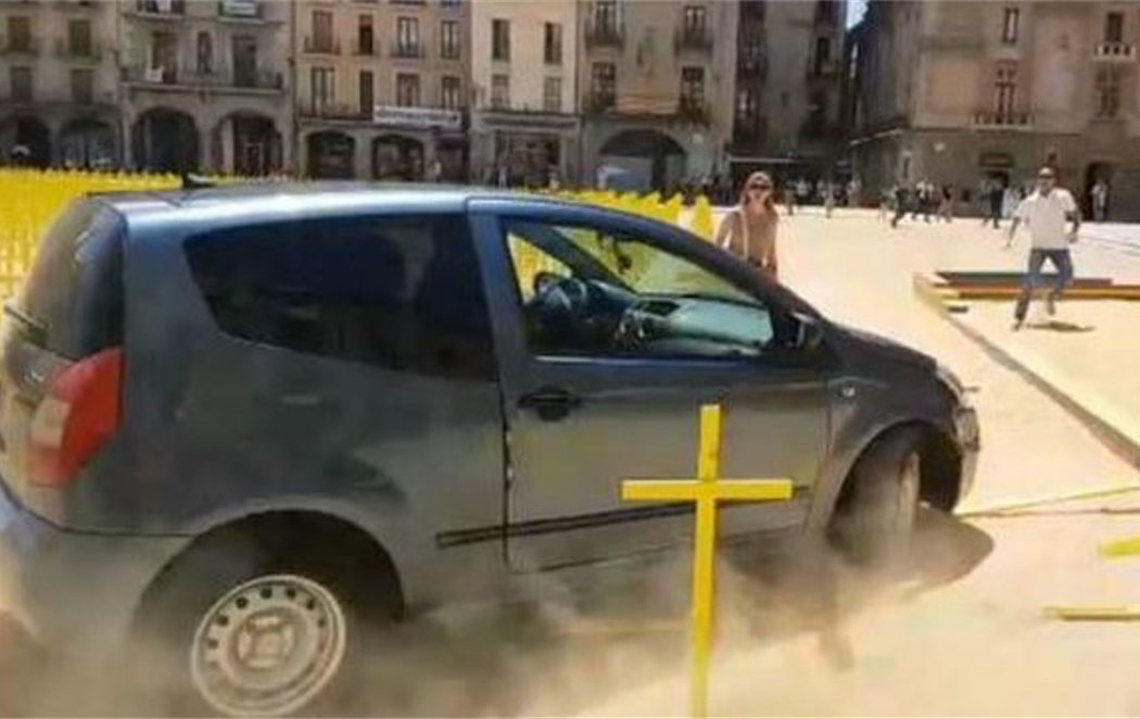 Un coche arrolla en Vic decenas de cruces amarillas en una plaza peatonal