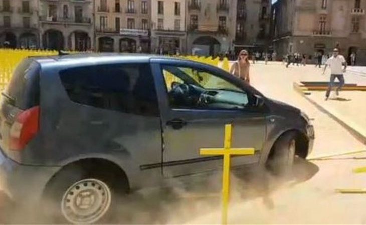 Un coche arrolla en Vic decenas de cruces amarillas en una plaza peatonal