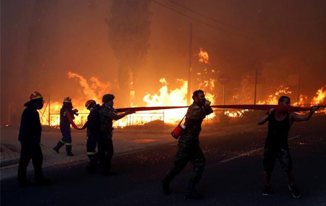 Al menos 60 muertos y 172 heridos en los incendios que rodean la ciudad de Atenas