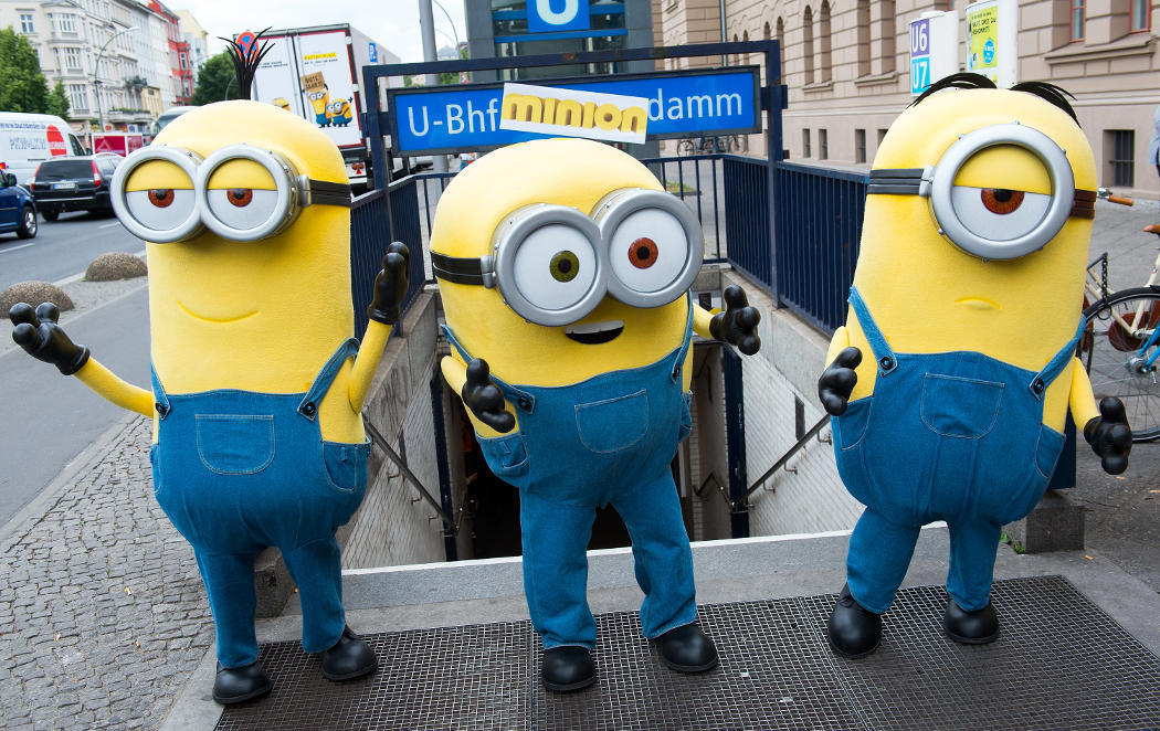 Los Minions en Berlín buscando un malo al que servir