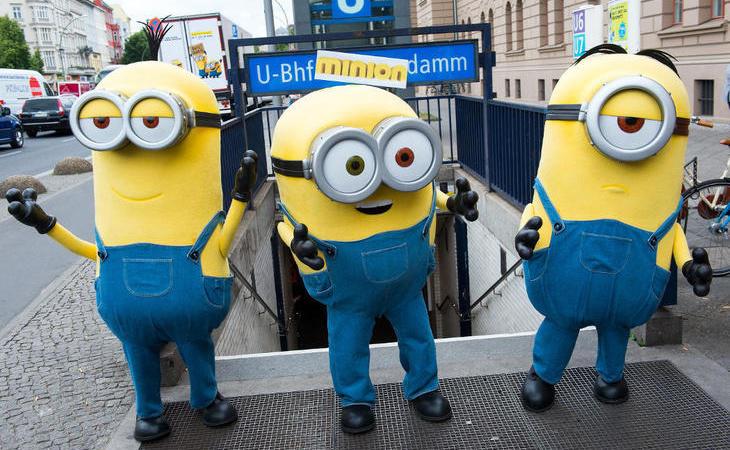 Los Minions en Berlín buscando un malo al que servir