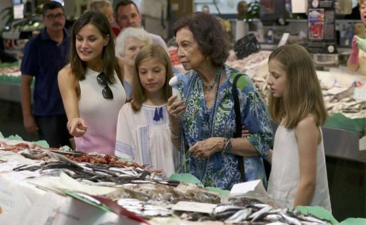 La reina Letizia, doña Sofía y las infantas Leonor y Sofía se van juntas a la pescadería en Palma
