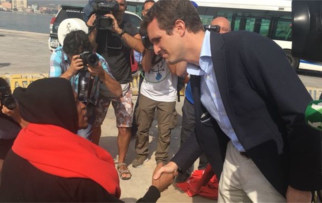 Pablo Casado estrecha la mano a migrantes después de asegurar que hay que "defender las fronteras"