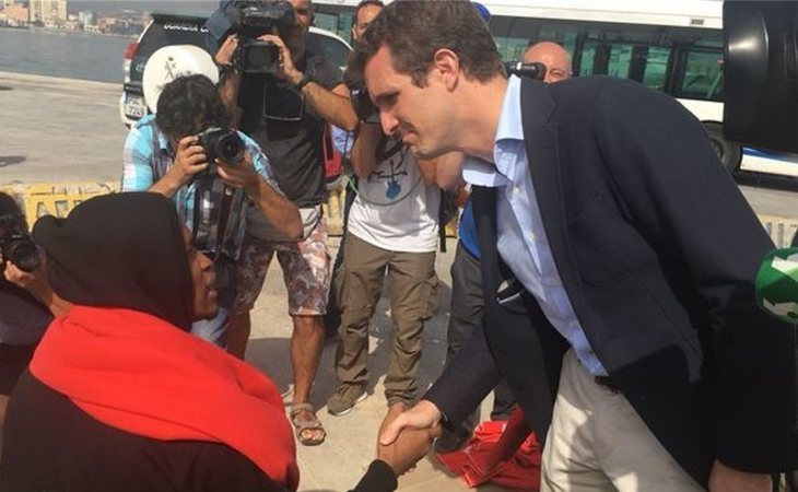 Pablo Casado estrecha la mano a migrantes después de asegurar que hay que "defender las fronteras"