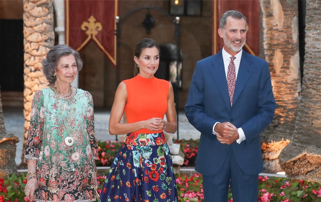 Los Reyes reciben a la sociedad mallorquina junto con doña Sofía pero sin Juan Carlos