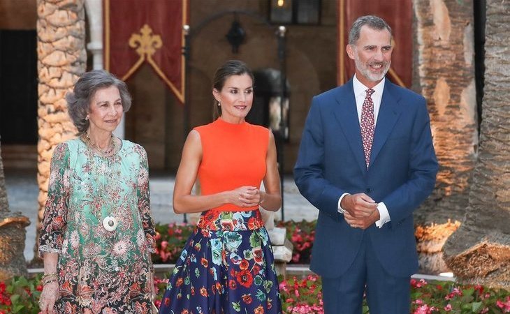 Los Reyes reciben a la sociedad mallorquina junto con doña Sofía pero sin Juan Carlos
