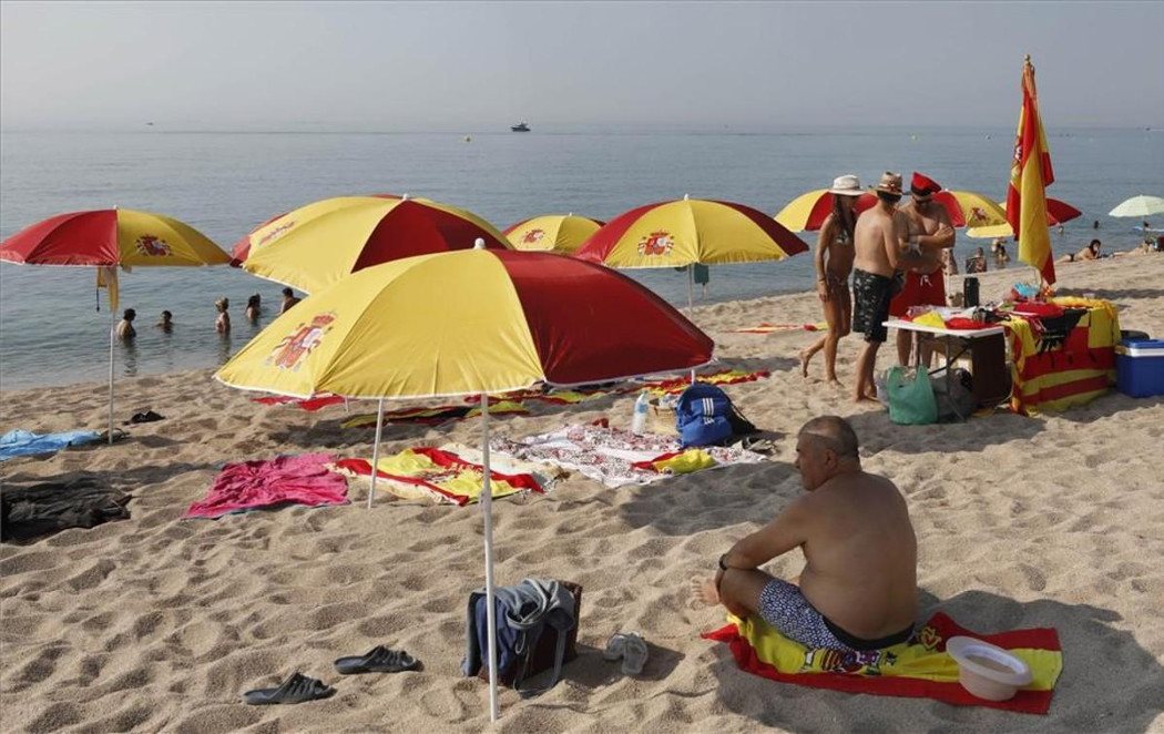 Banderas de España en una playa de Barcelona