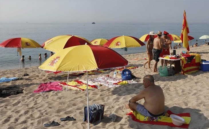 Banderas de España en una playa de Barcelona