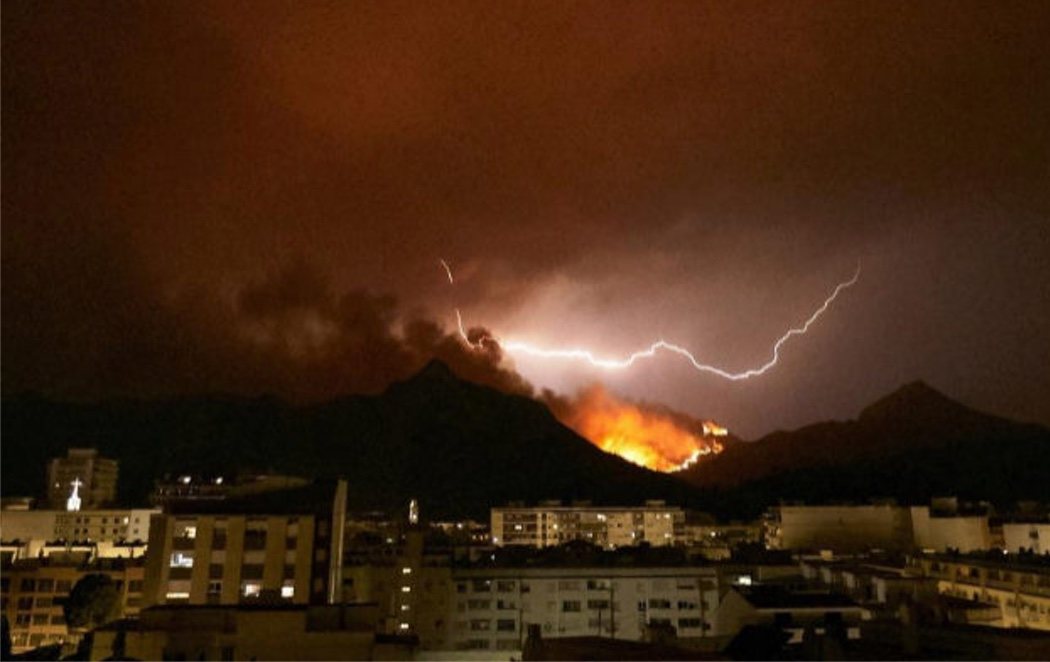 El incendio que permanece activo en Valencia provoca 3.000 evacuados y quema varias casas en Gandía