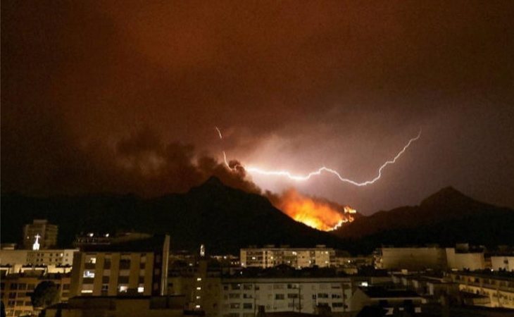 El incendio que permanece activo en Valencia provoca 3.000 evacuados y quema varias casas en Gandía