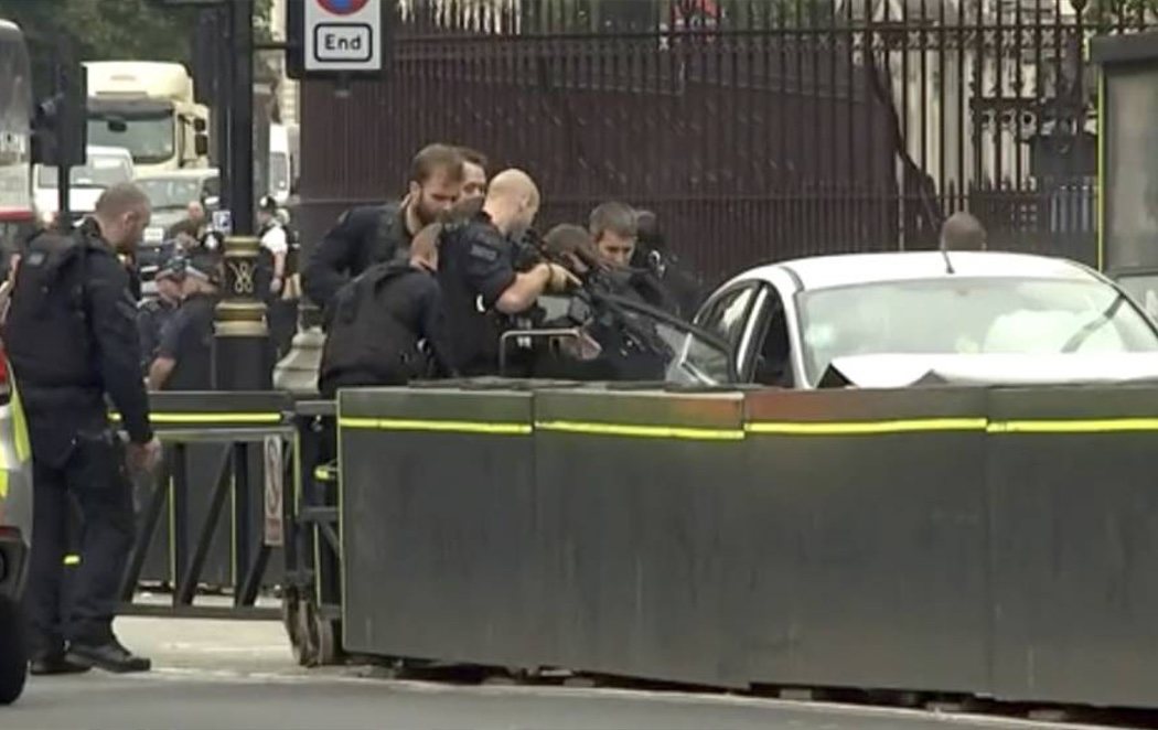 Detenido bajo sospecha de terrorismo tras empotrar su coche frente a las barreras del Parlamento británico