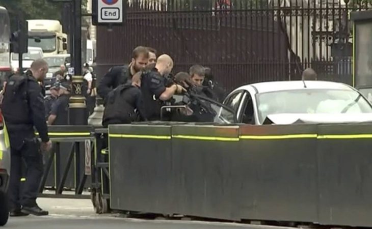 Detenido bajo sospecha de terrorismo tras empotrar su coche frente a las barreras del Parlamento británico