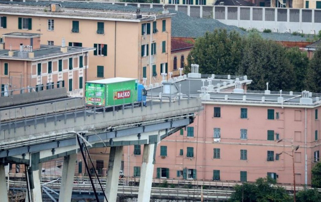 Se libra por 3 metros de caer por el viaducto de Génova