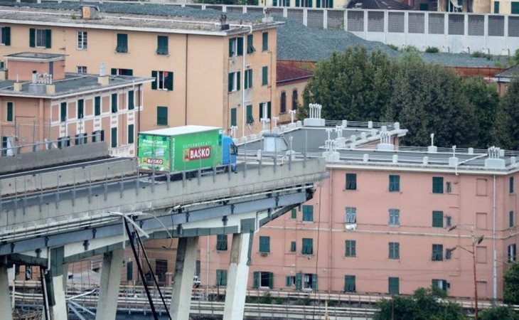 Se libra por 3 metros de caer por el viaducto de Génova
