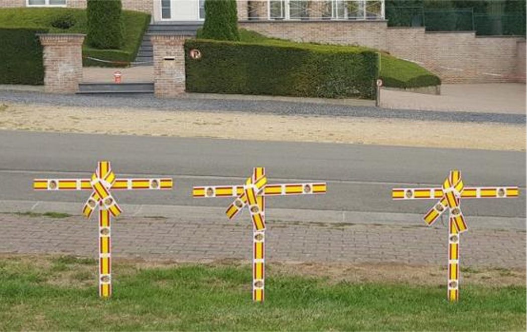 Colocan cruces con la bandera de España frente a la casa de Puigdemont en Waterloo