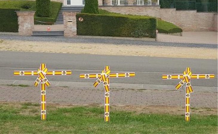 Colocan cruces con la bandera de España frente a la casa de Puigdemont en Waterloo