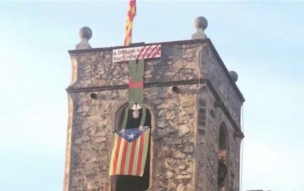 Una iglesia barcelonesa cuelga de su campanario un muñeco de Felipe VI boca abajo