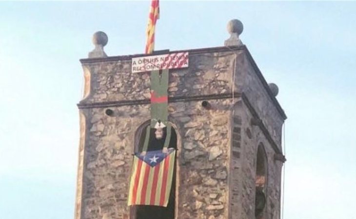 Una iglesia barcelonesa cuelga de su campanario un muñeco de Felipe VI boca abajo