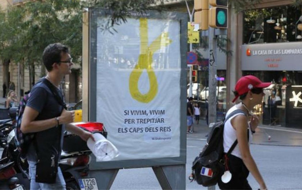 Polémico cartel en Barcelona con una soga amarilla: "Si vivimos, vivimos para pisar las cabezas de los reyes"