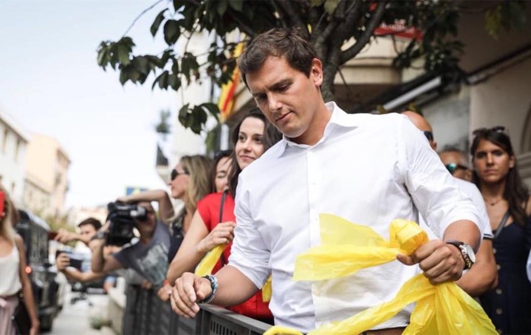 Albert Rivera e Inés Arrimadas retiran lazos amarillos de las calles de Barcelona