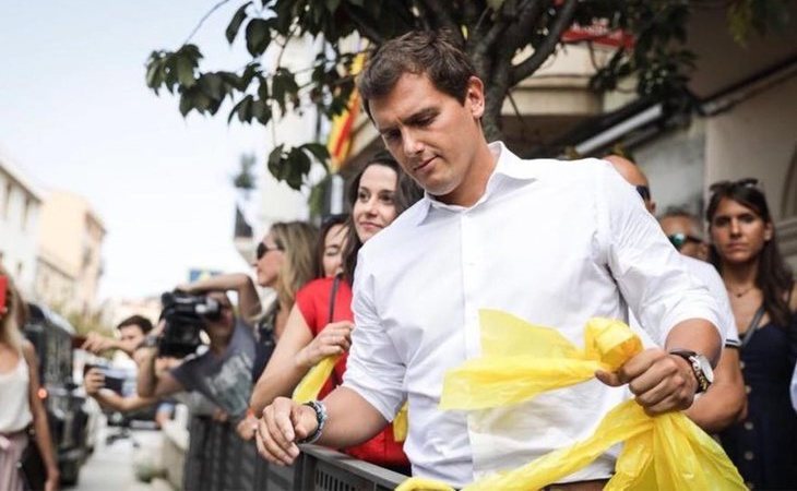 Albert Rivera e Inés Arrimadas retiran lazos amarillos de las calles de Barcelona