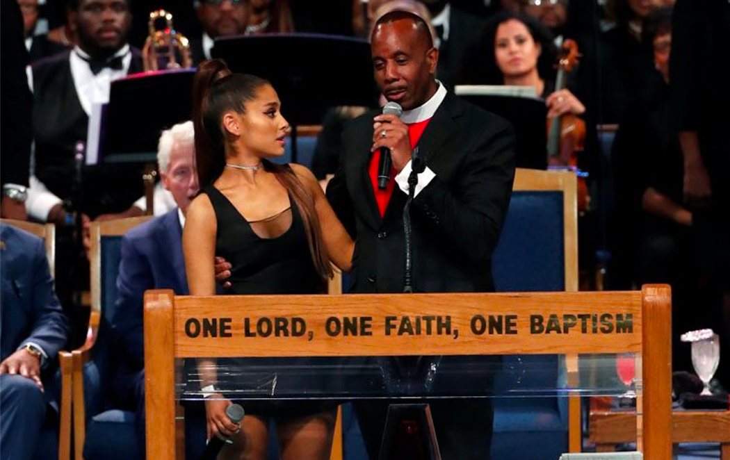 Ariana Grande, manoseada por el obispo del funeral de Aretha Franklin