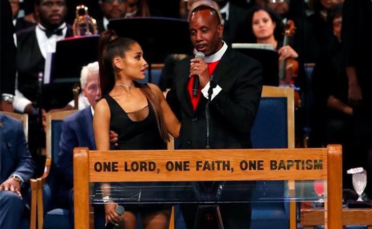Ariana Grande, manoseada por el obispo del funeral de Aretha Franklin