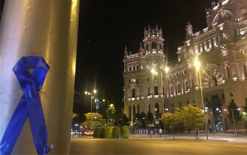 La Policía Municipal cubre las calles de Madrid con lazos azules para visibilizar su conflicto con el Ayuntamiento